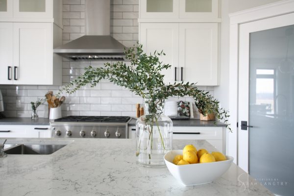 Modern kitchen with natural light, modern decor and simplicity.